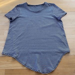 MADEWELL. Large %100 Cotton Black/White Striped Short Sleeve T-Shjrt long front.